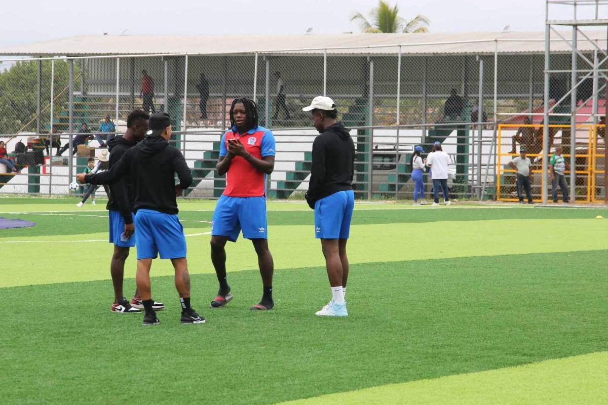 Llegada de Olimpia, curiosa charla de Espinel y las bellas chicas en el estadio Óscar Peralta