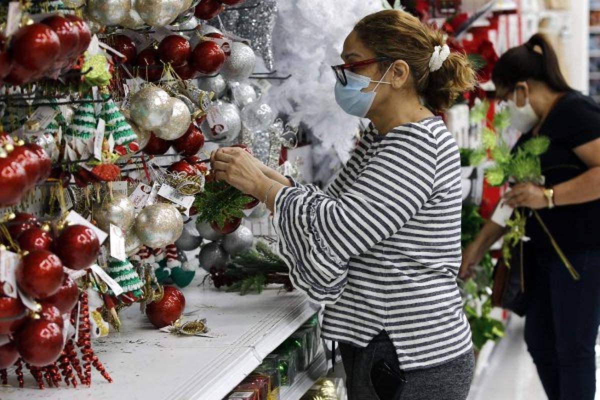 En los comercios existe una gran variedad de artículos para las decoraciones navideñas, festividad próxima a celebrarse.
