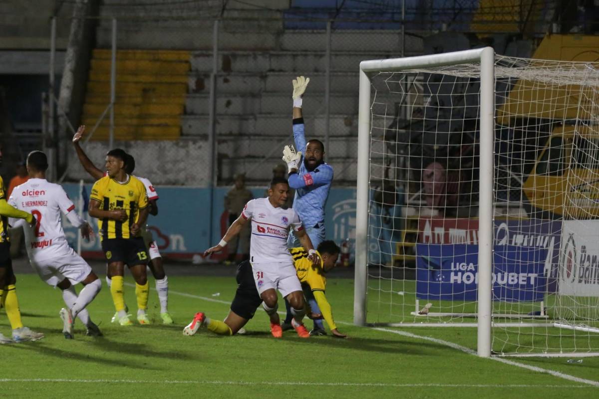 Goles, celebraciones, ambiente y jugadas: imágenes del clásico moderno