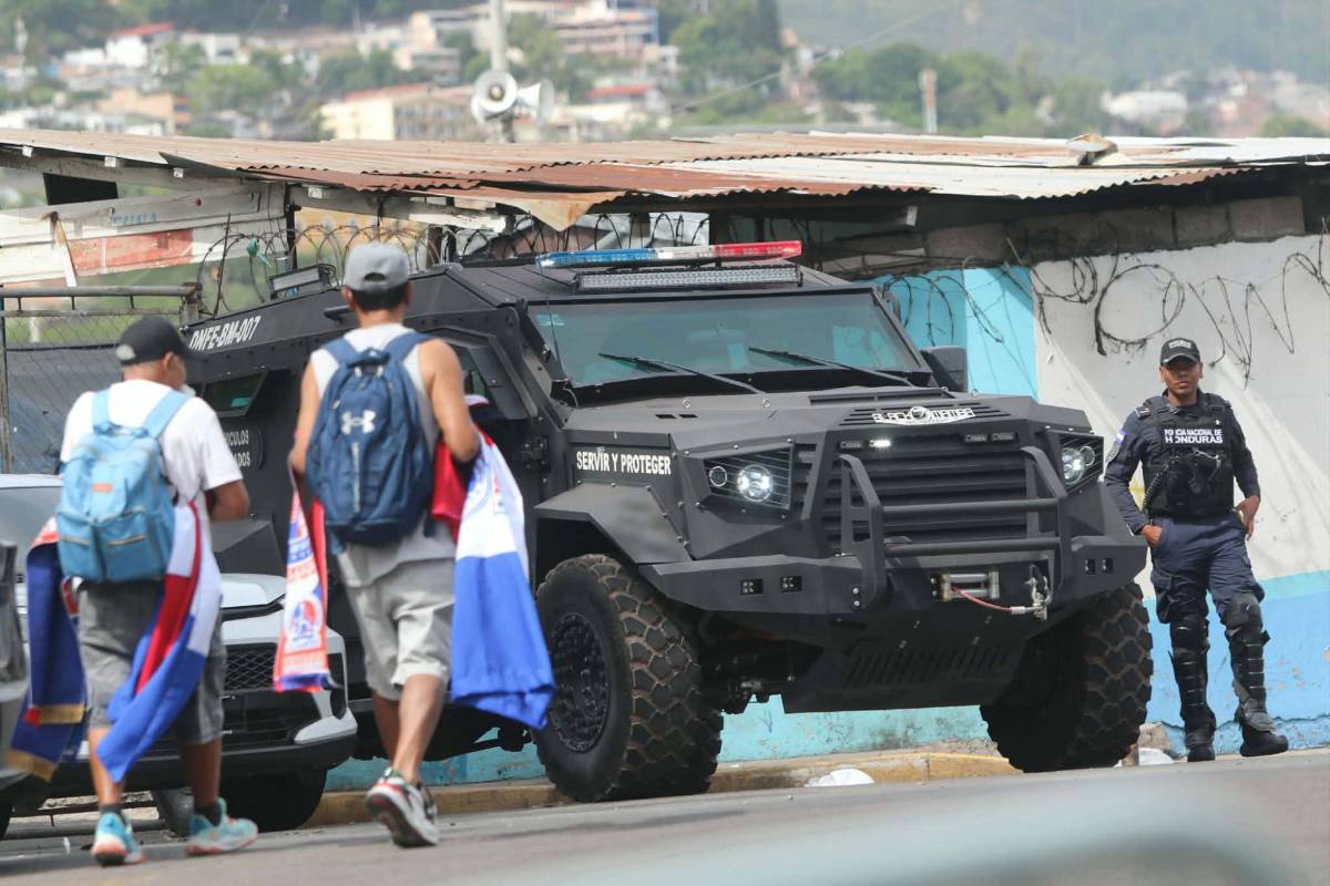 Olimpia vs Motagua: Ambiente, lindas periodistas deslumbran y barra se enfrenta a la Policía Nacional