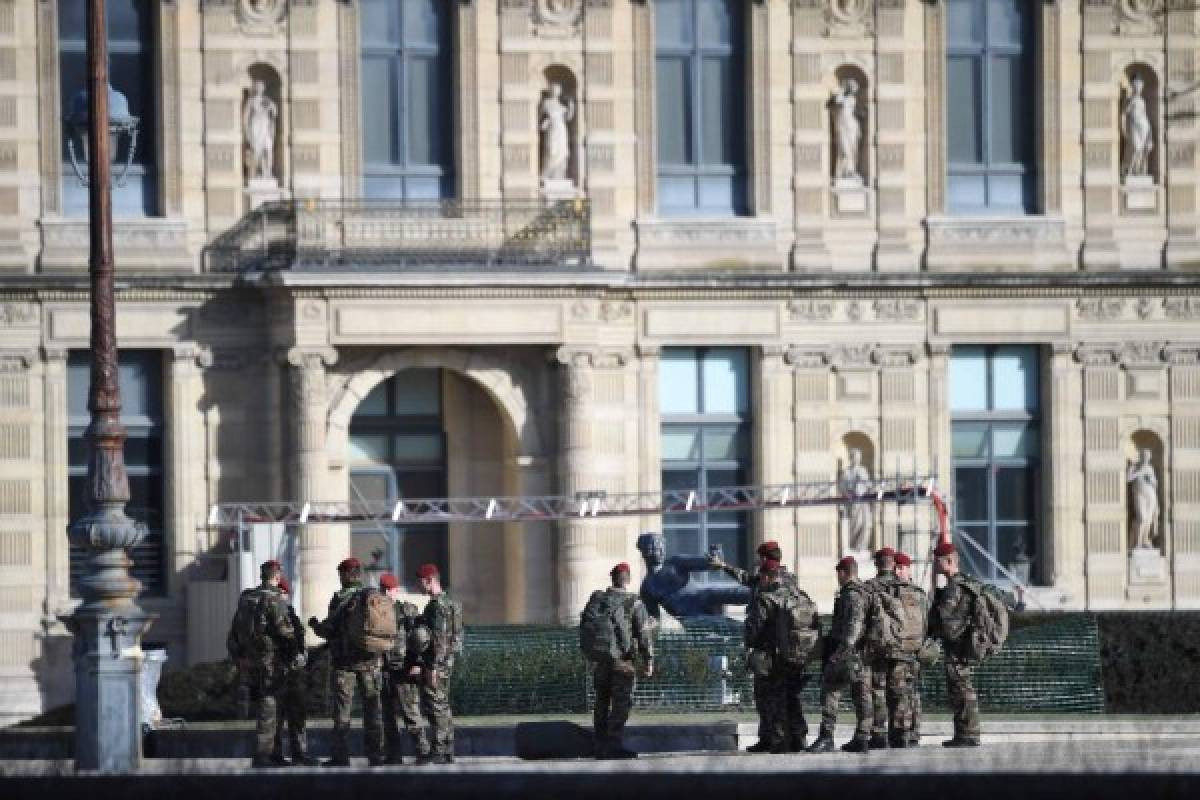Un hombre con machete ataca a militares en la galería del Louvre de París