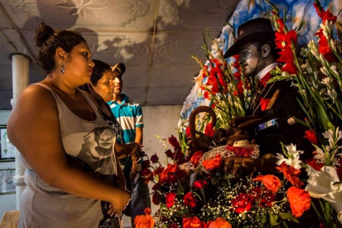 Guatemaltecos veneran a San Simón, santo de prostitutas y pandilleros  