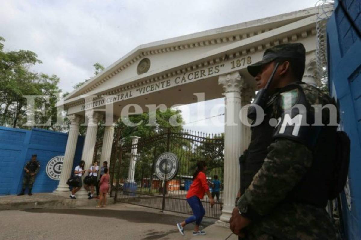 Los padres llegaron a dejar a sus hijos al Instituto Central Vicente Cáceres.