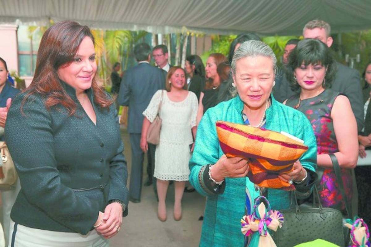 Fascinado Ban Ki-moon con el esplendor del parque de Copán