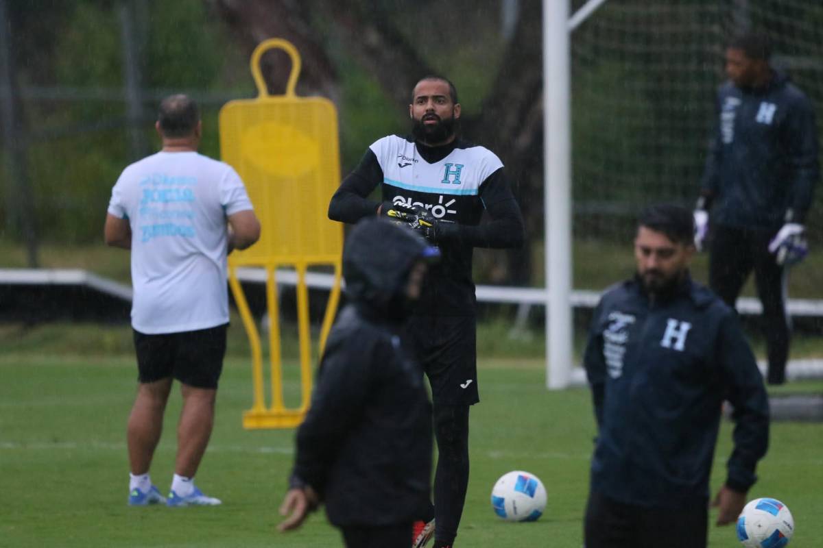 Honduras entrena bajo la lluvia y con mucha seriedad previo a partido ante Haití