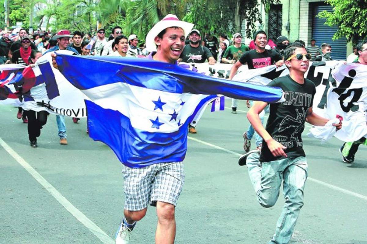 Obreros claman no más despidos en sector público