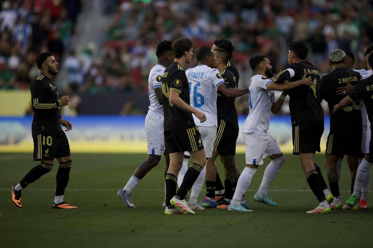 En fotos: Así fue la pelea entre jugadores de Honduras y México en la semifinal de Copa Oro