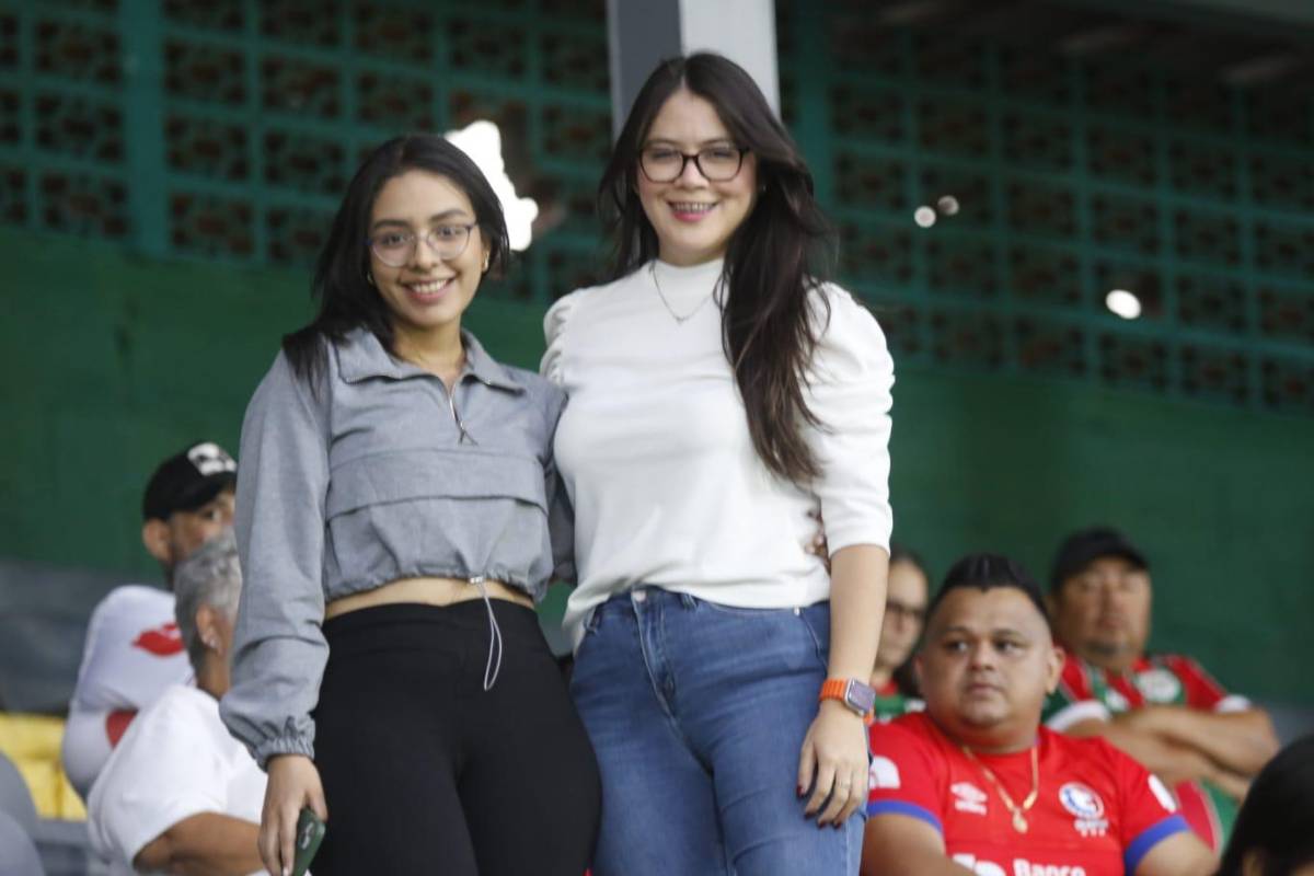El descuido de chica en el clásico entre Marathón y Olimpia por la triangular