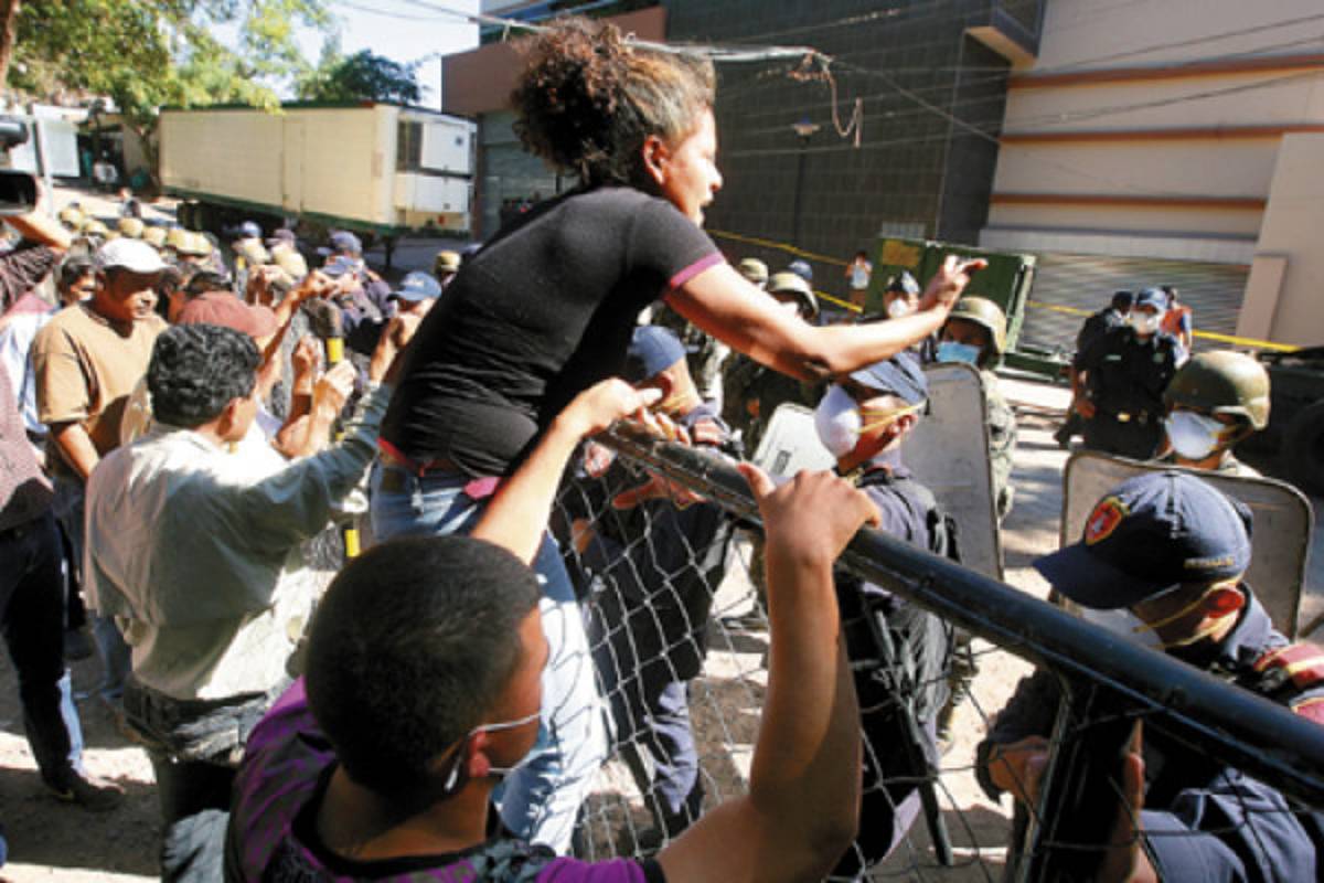 Trasladan cuerpos de víctimas en incendio de penal hondureño a la Academia de Policía