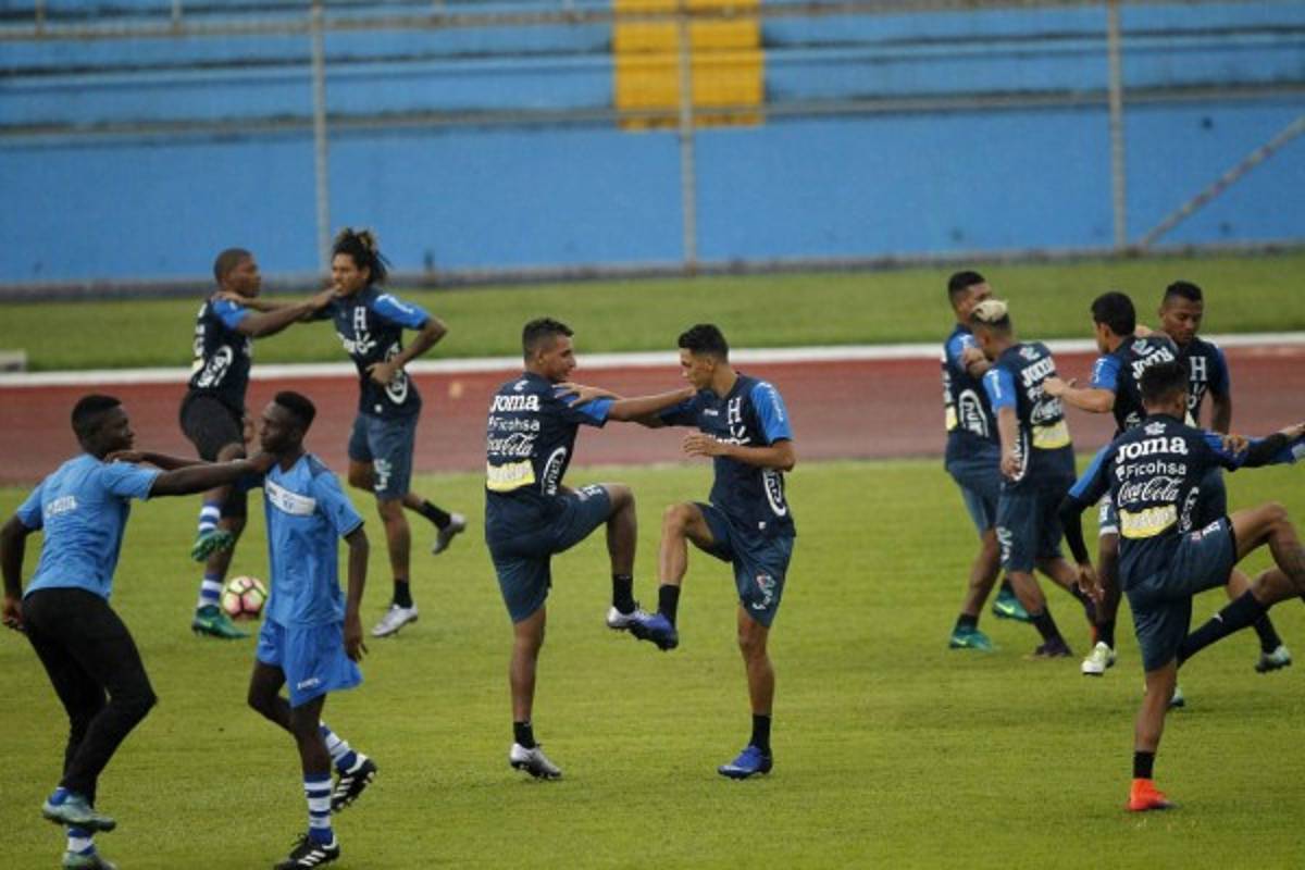 Los seleccionados nacionales estirando los músculos el miércoles.