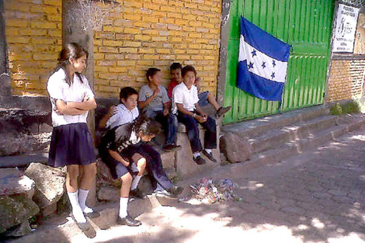 Padres de familia se toman escuela en La Fraternidad