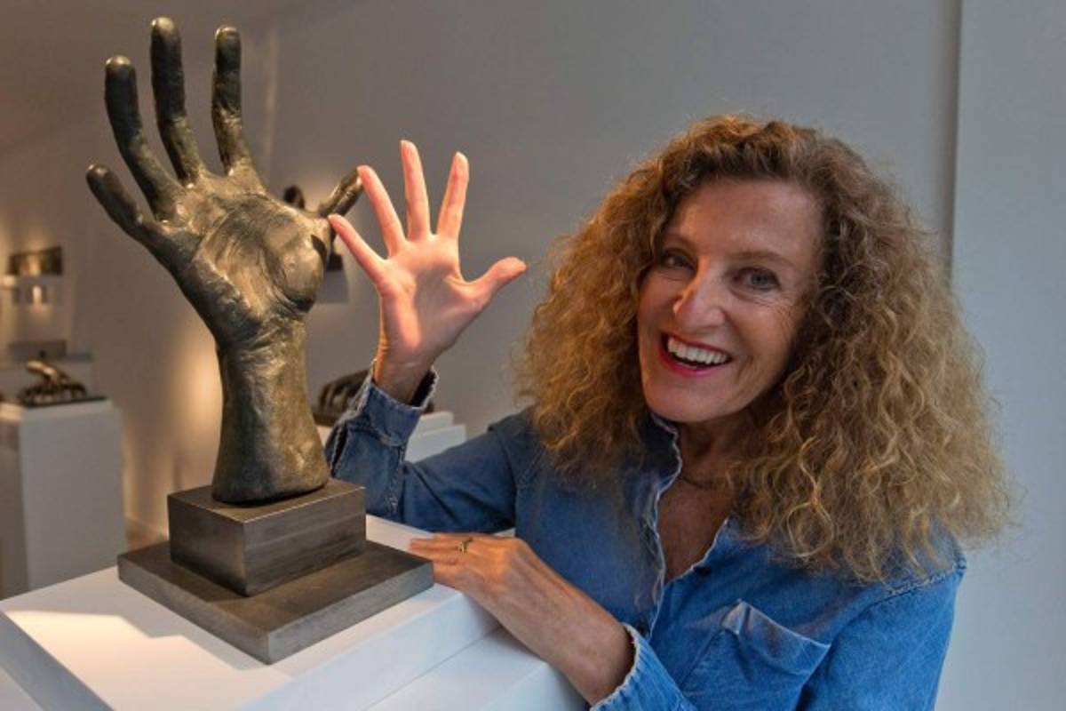 Nicole Farhi y su mano humana