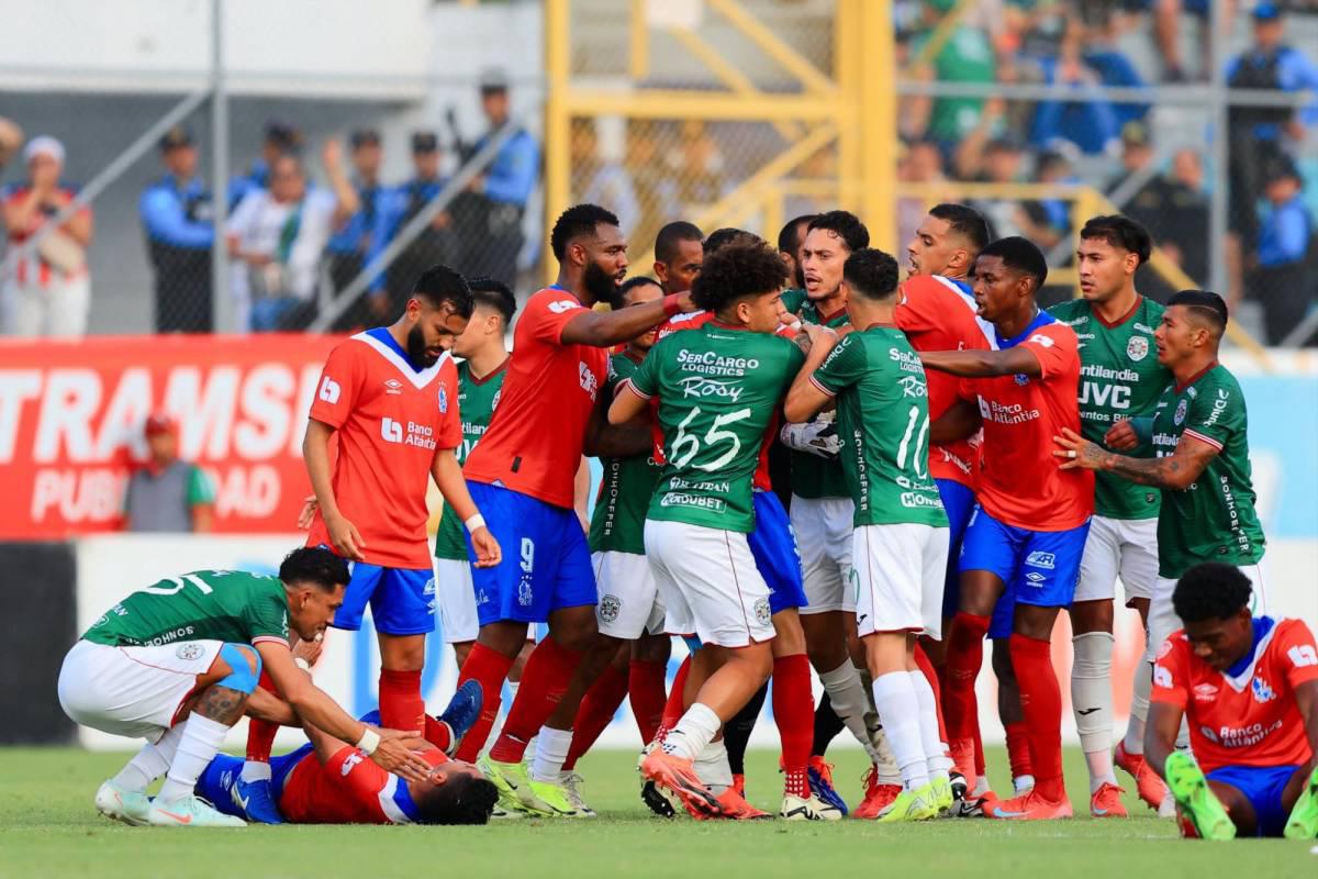 Entre puñetazos y agarrones terminó el clásico entre Marathón y Olimpia Entre puñetazos y agarrones terminó el clásico entre Marathón y Olimpia