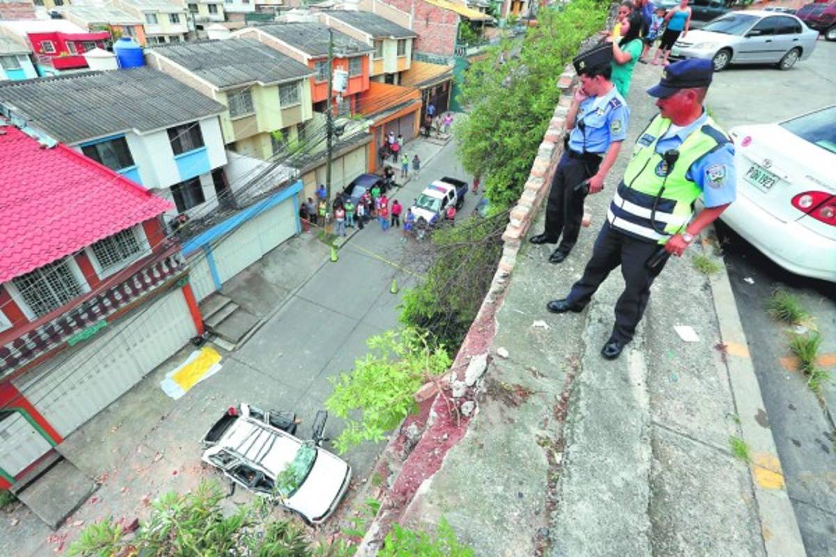 Elementos de la Policía observan desde la altura del estacionamiento.