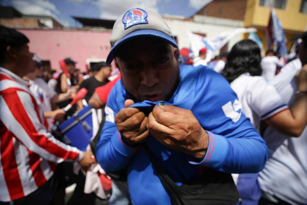 Con show de luces y al ritmo de la percusión: Así llegó la barra del Olimpia al estadio Nacional