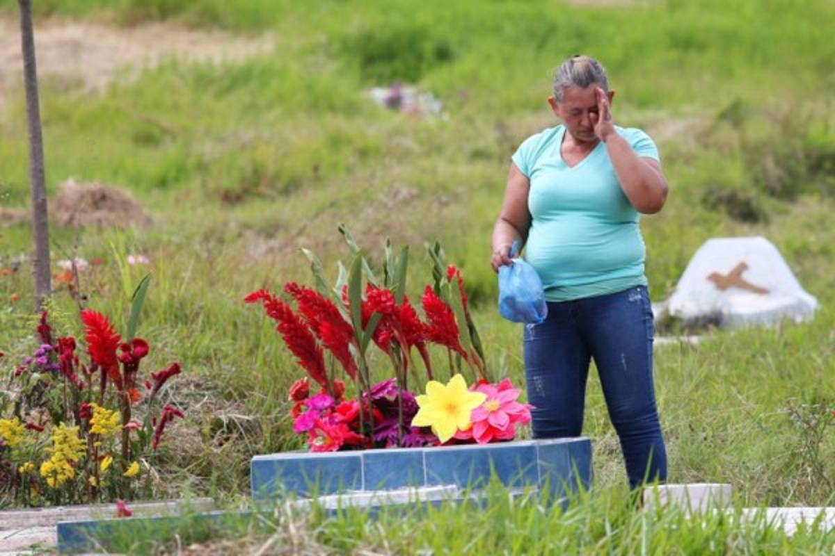 Masiva afluencia de dolientes en camposantos de la capital
