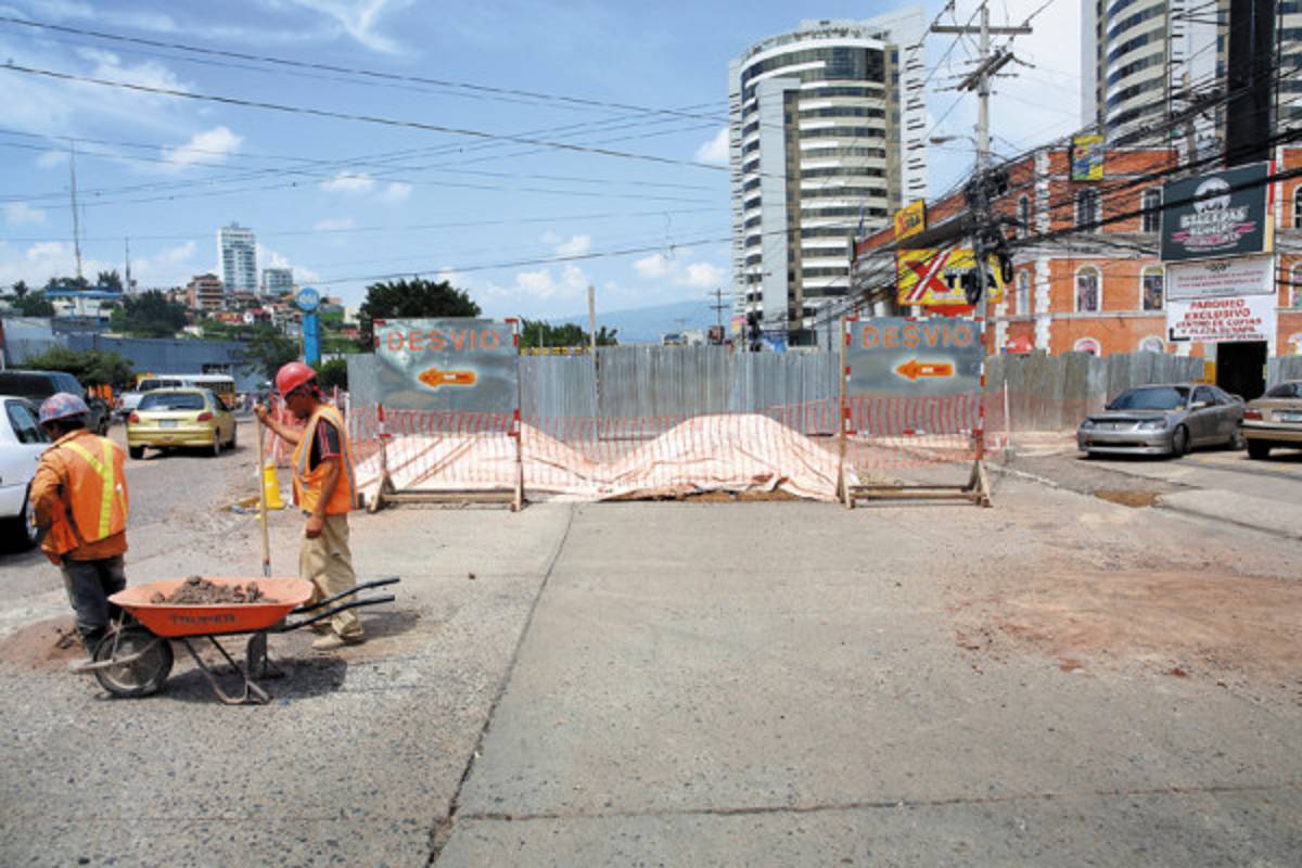 Cierran paso al Juan Pablo II por construcción de túnel