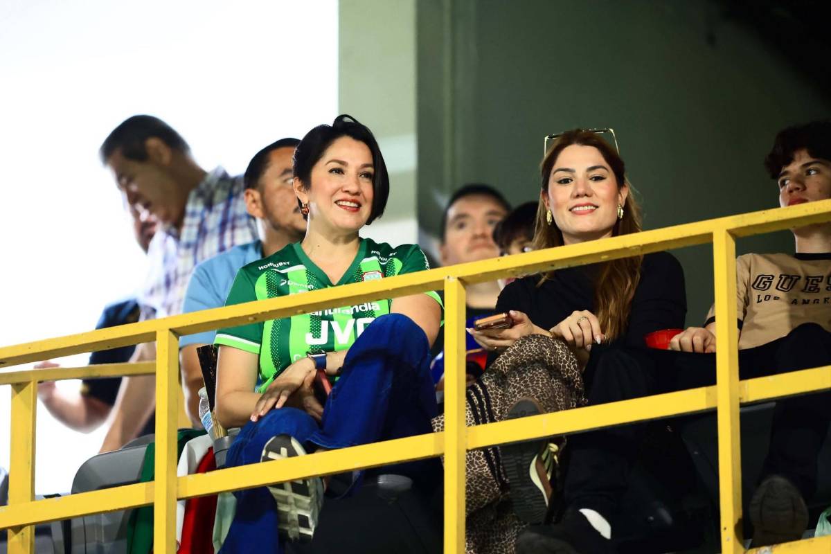 Novia de jugador deslumbra y presentadora es captada apoyando a su equipo en la final