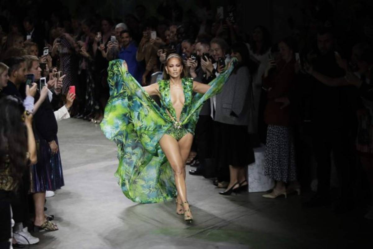 Jennifer López deslumbró a su paso por la pasarela de Versace. Fotos: Agencia AP.