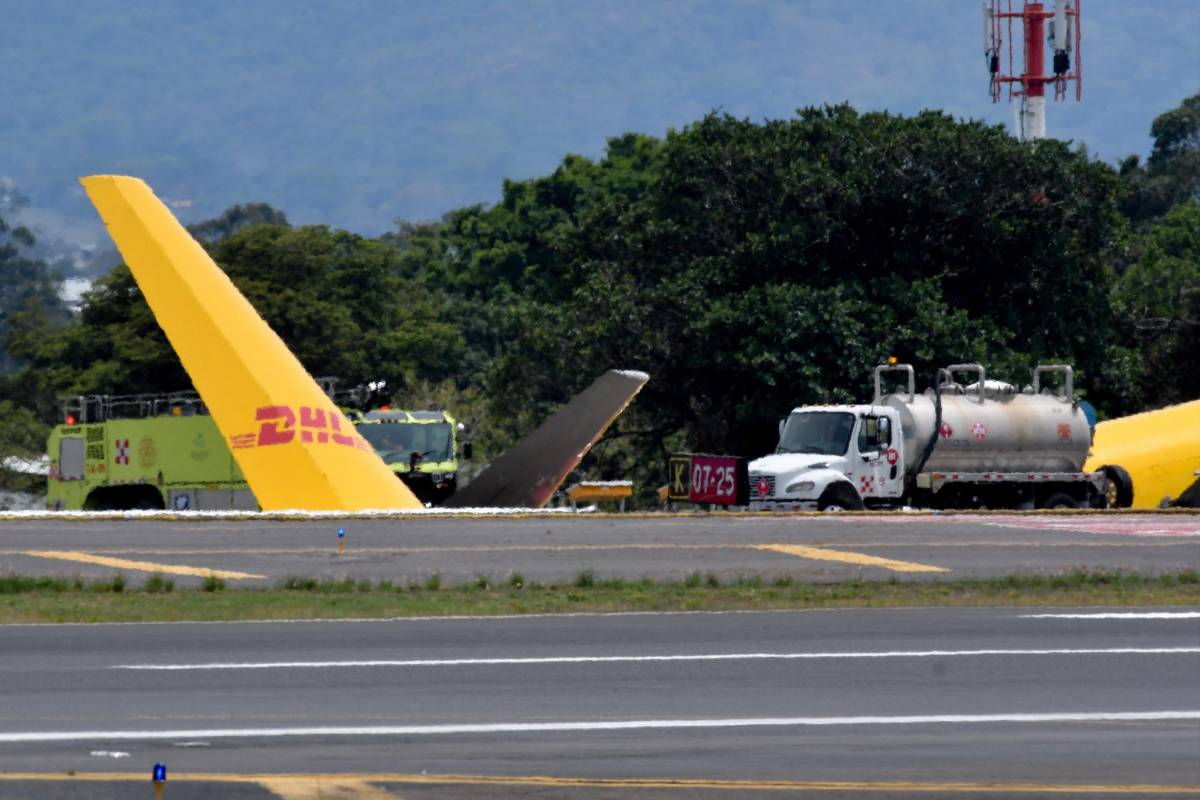 VIDEO: Avión de carga se parte en dos en aeropuerto de Costa Rica sin causar víctimas
