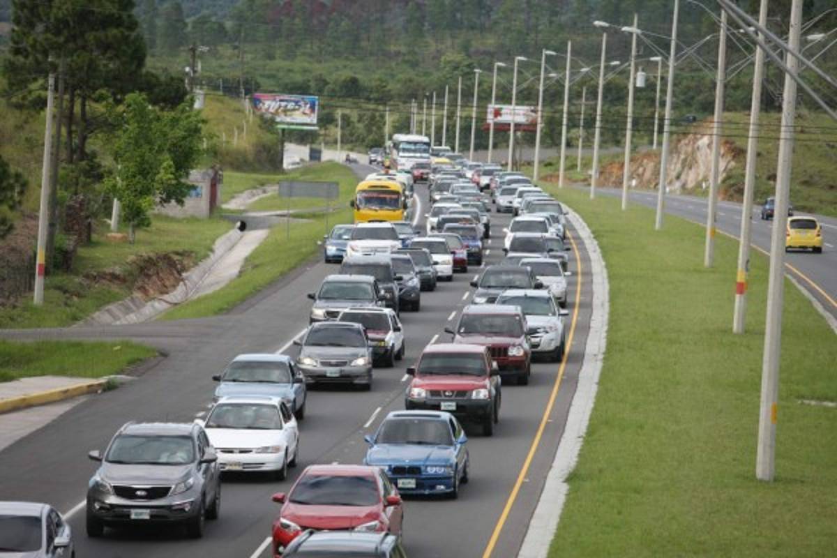 En caravana regresan viajeros al cierre de la Semana Morazánica en Honduras