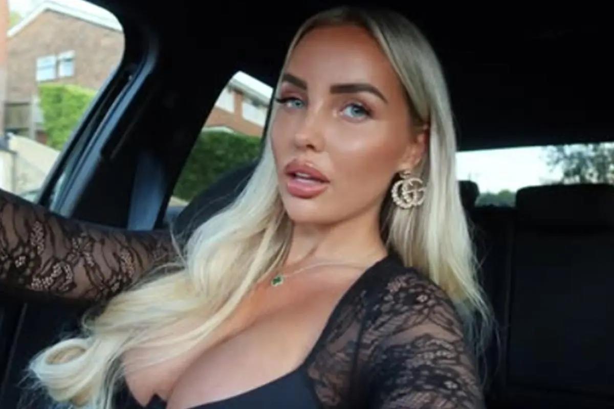 Jugador se tapó el rostró pero siempre fue captado recogiendo bella rubia