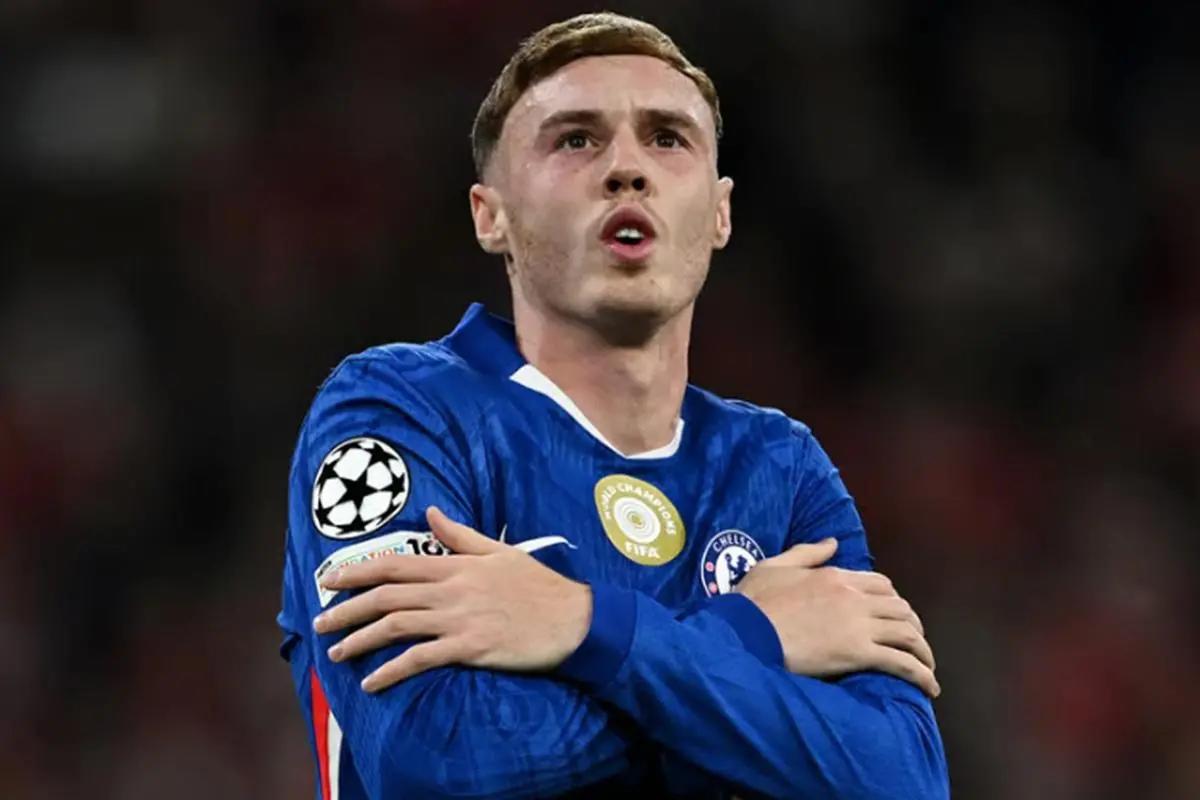 Jugador se tapó el rostró pero siempre fue captado recogiendo bella rubia