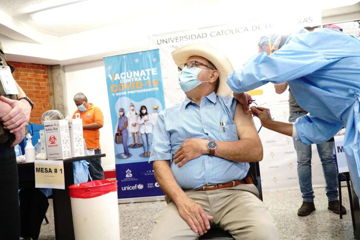 Vacuna contra el covid: Analizan aplicar la segunda dosis de refuerzo a mayores de 40 años en Honduras