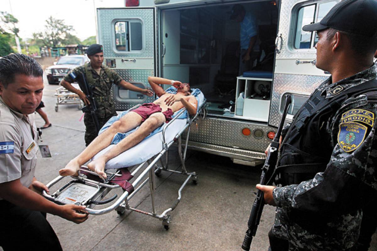 Oficial se lía a balazos con asaltantes