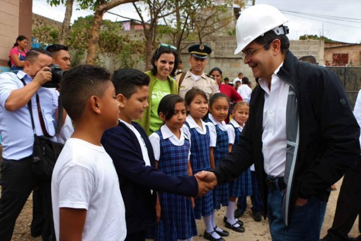 Presidente JOH visita centro escolar
