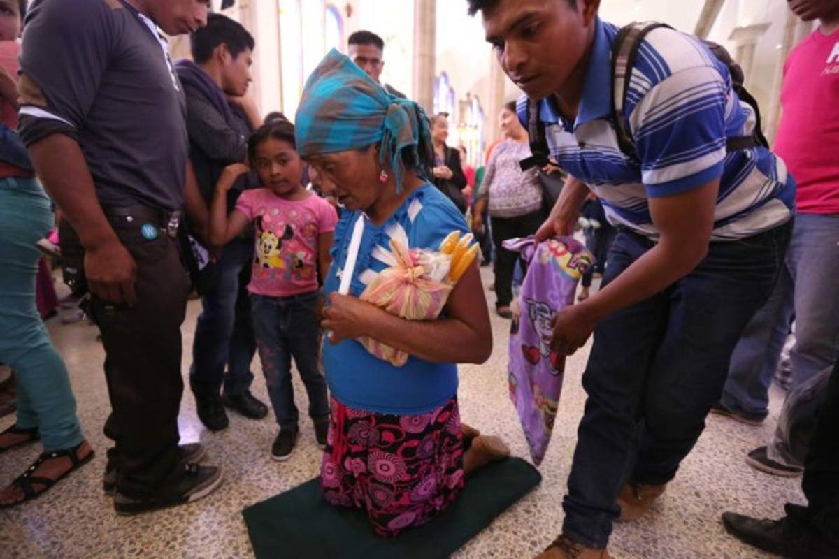 De rodillas está anciana llegó frente a la Morenita para pedirle su protección.Foto: M. Salgado/E. Salgado