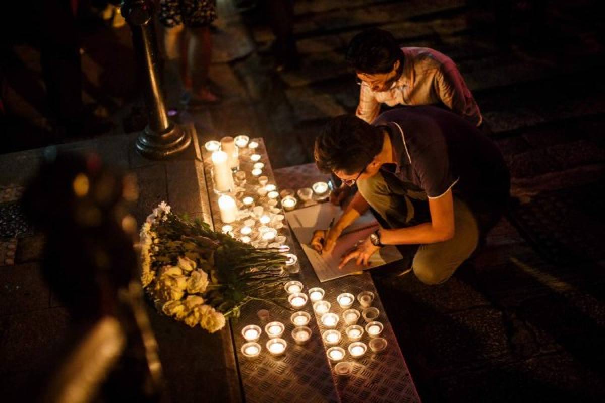 El luto y dolor es evidente en la comunidad que reside en Orlando, quienes prendieron velas para rogar por el descanso de las víctimas mortales.