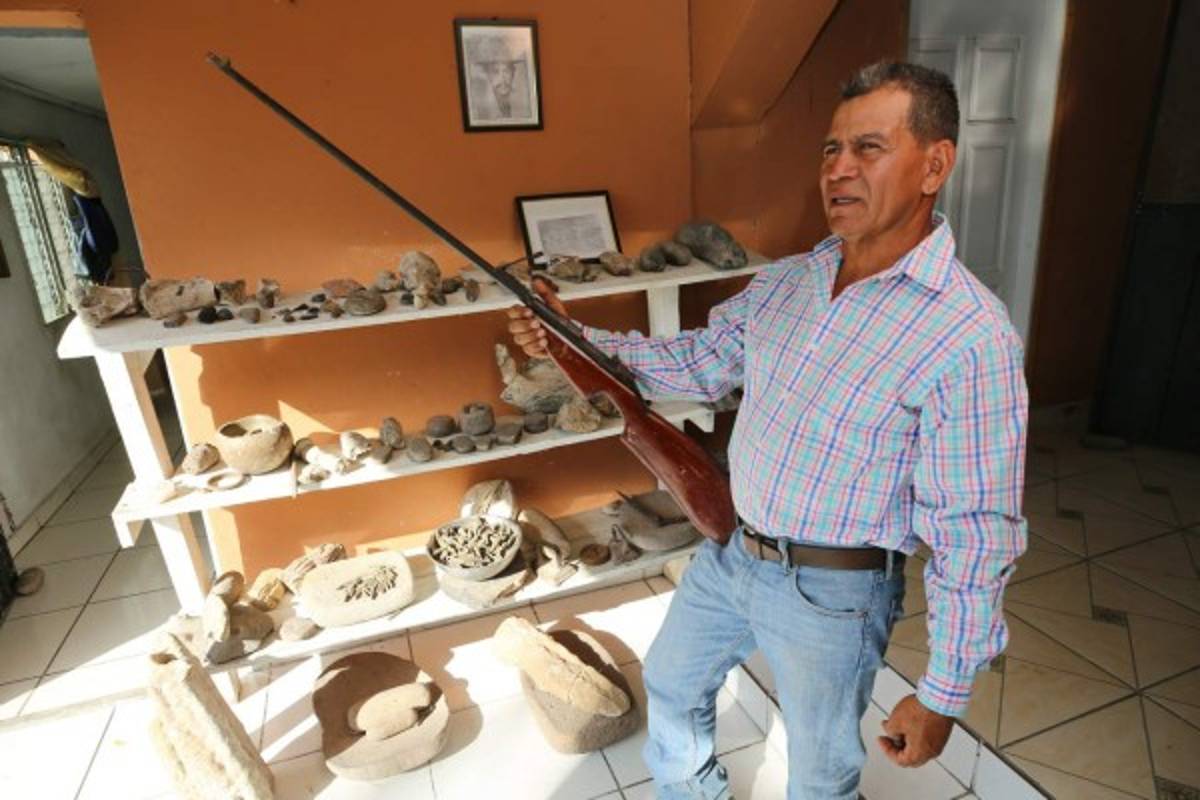 Un rifle que supuestamente fue usado en guerras civiles de 1924 y 1932, en Tenampúa.