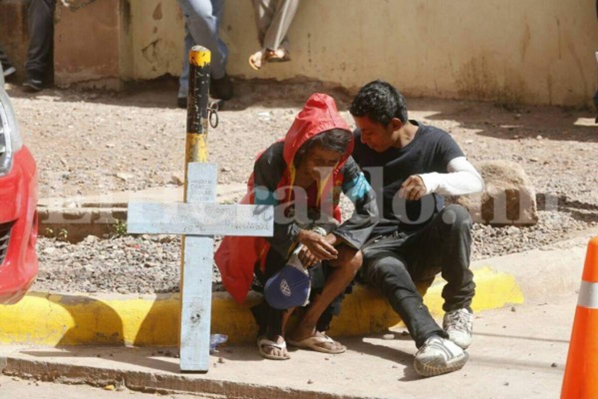 El dolor de una madre hondureña: Medicina Forense se llevó el cuerpo de su hijo en pleno velorio