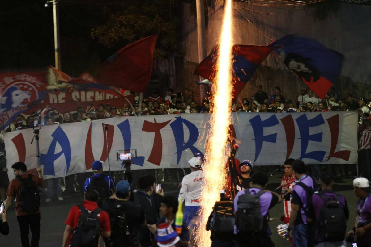 Enorme llegada de la Ultra Fiel, la belleza en el Nacional y la afición de Real España