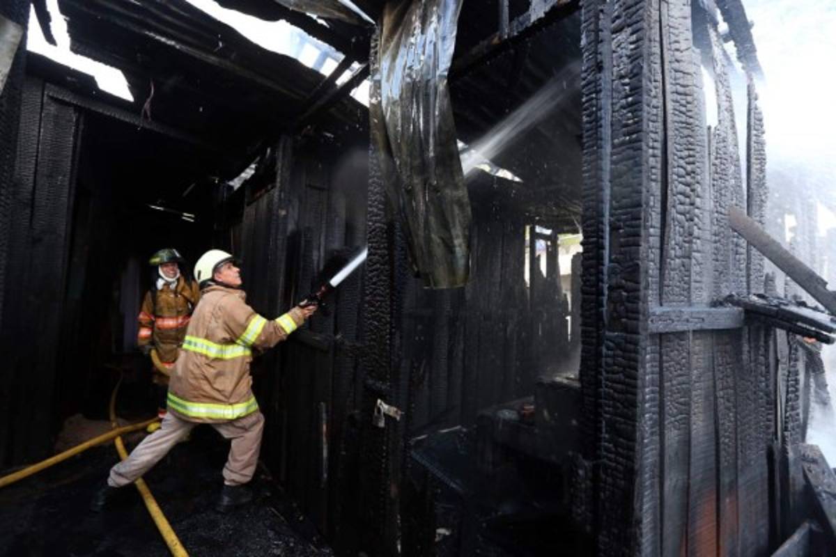 Puestos del Mercado Móvil Primera Avenida consumidos por las llamas