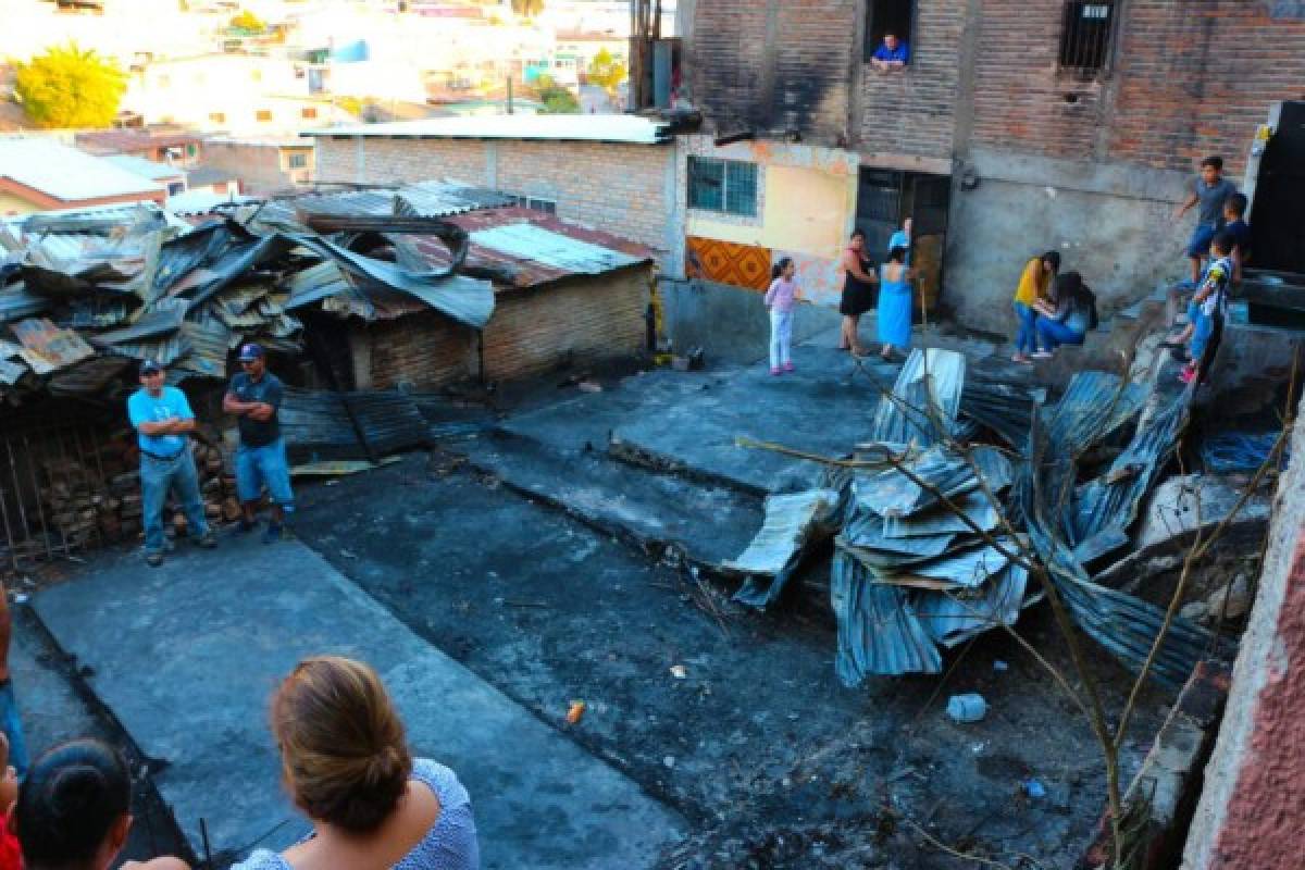 Limpian escombros del incendio en la colonia La Trinidad donde se construirán nuevas viviendas