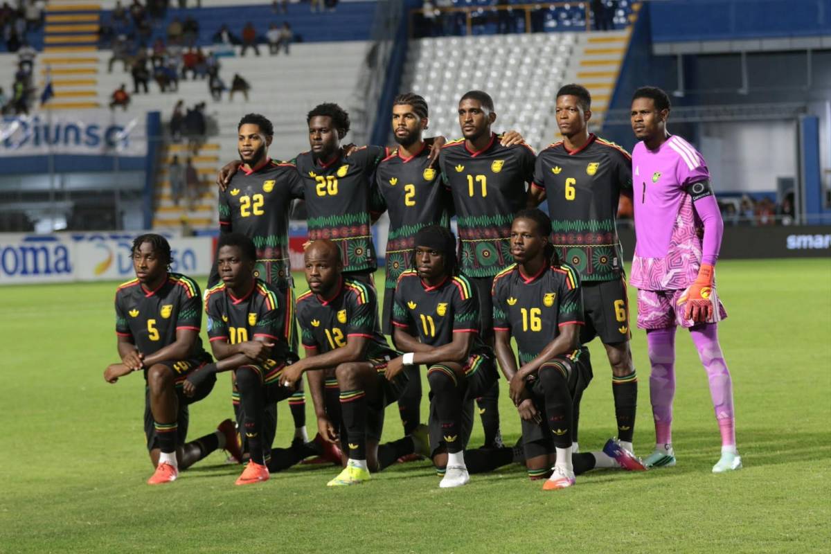Linda esposa de futbolista captada, héroe de Honduras y charla secreta ante Jamaica en Concacaf