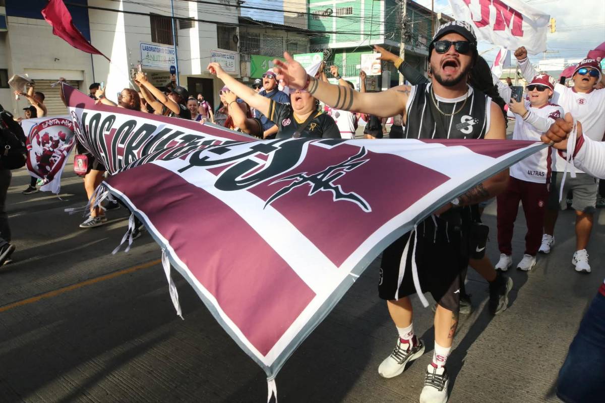 Aficionados del Saprissa sorprenden en su llegada para partido ante Olimpia