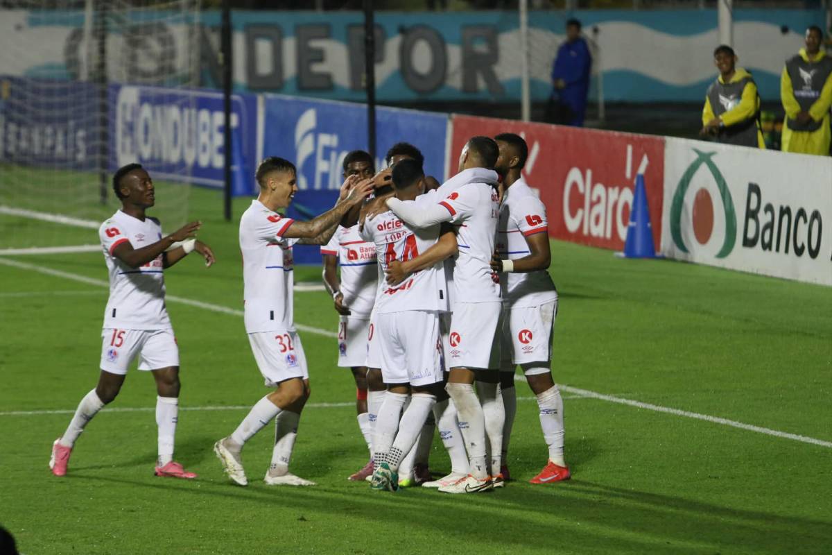 Polémica en Olimpia vs Marathón, jugadores fueron encarados por barras y lindas chicas