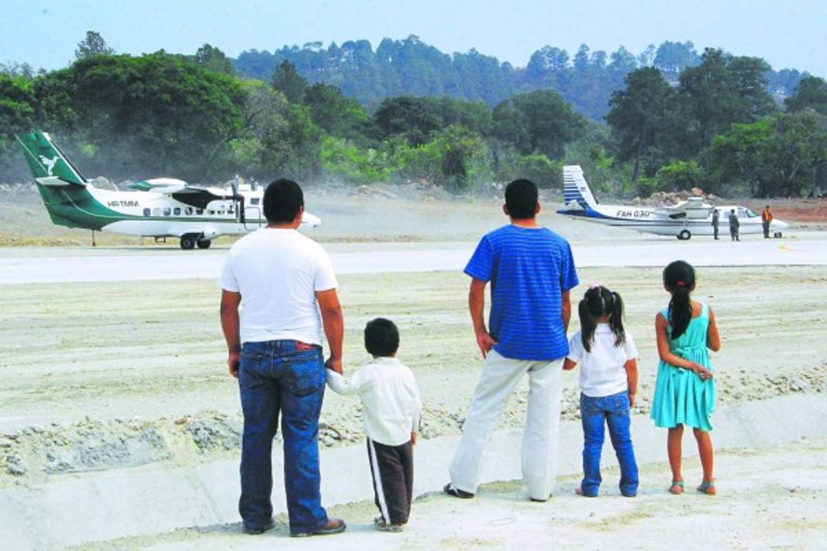 Aeronáutica y Defensa asumirán el control de nueve aeródromos
