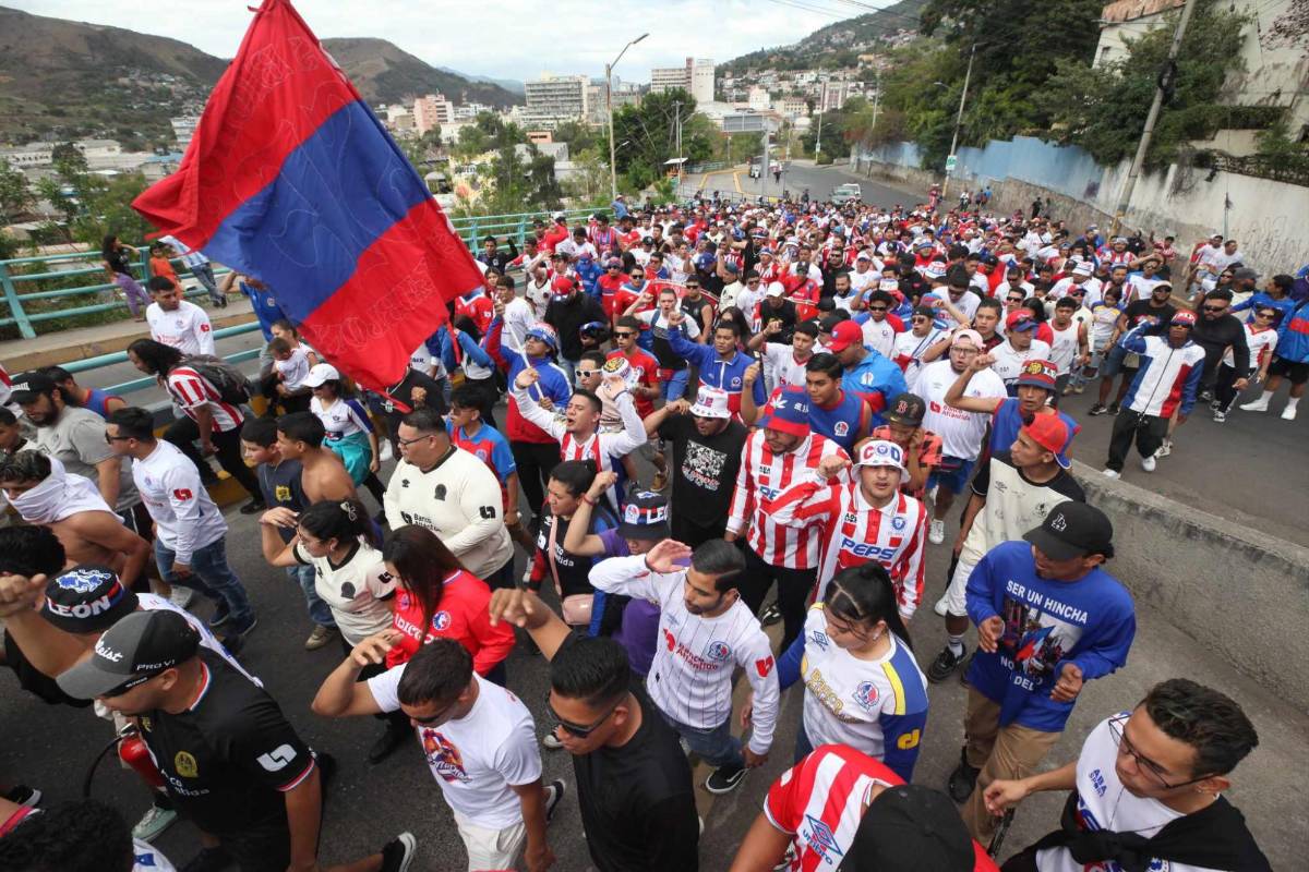 ¡Fiesta total! Así llegaron las barras de Olimpia y Marathón al estadio Nacional