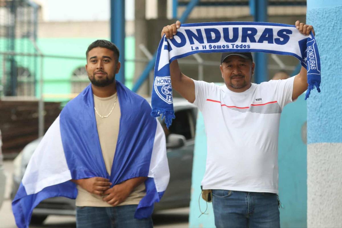 Periodista sorprende y beso a la copa: Ambiente previo al partido entre Honduras y Nicaragua