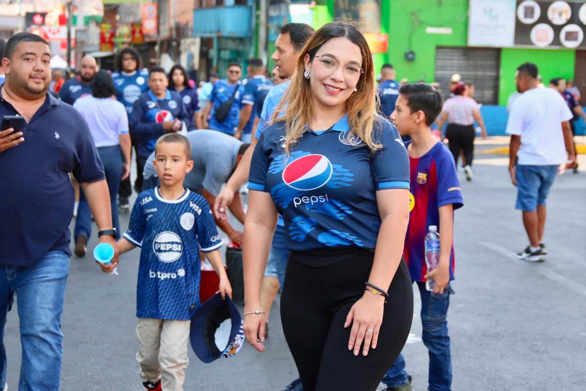 Bella policía sorprende, periodista es captada besándose y las lindas chicas en el Nacional