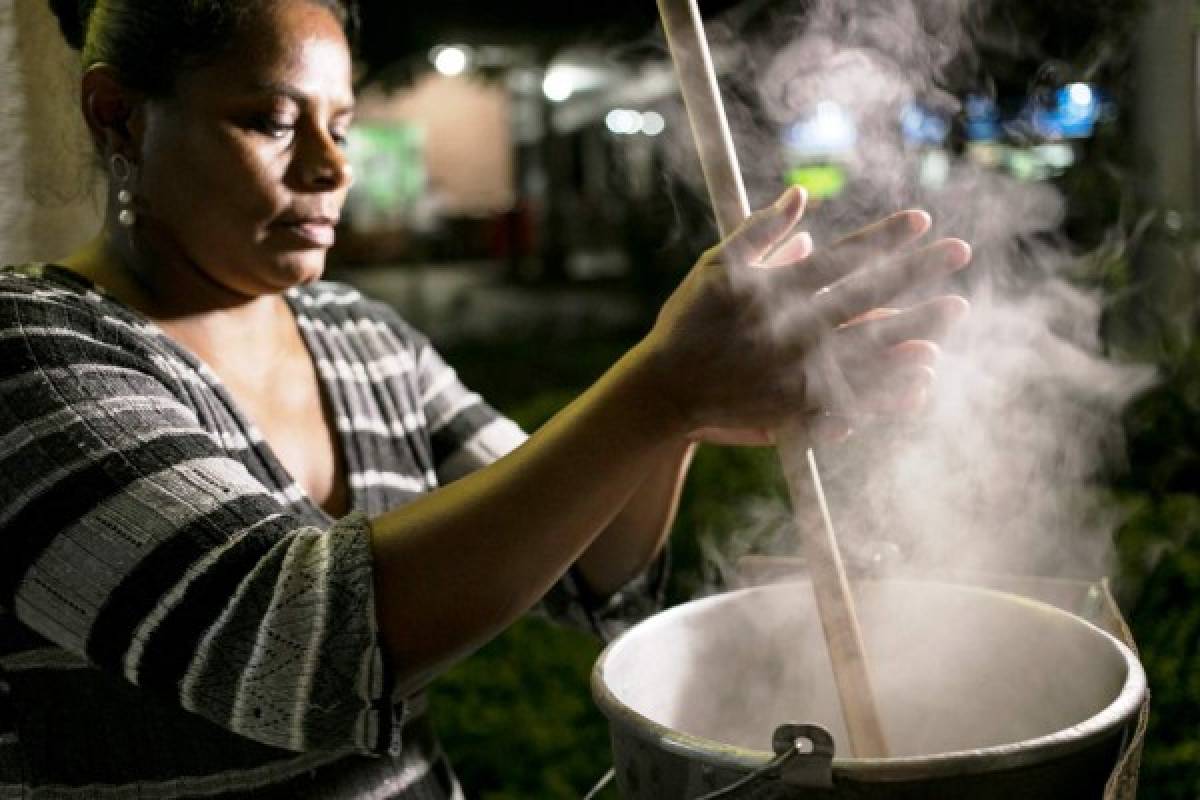 Un grupo de madres solteras se han unido para deleitar el paladar de los visitantes con el ponche de leche, una bebida tradicional de Catacamas que venden por las noches en el parque central. Foto: Honduras Tips.