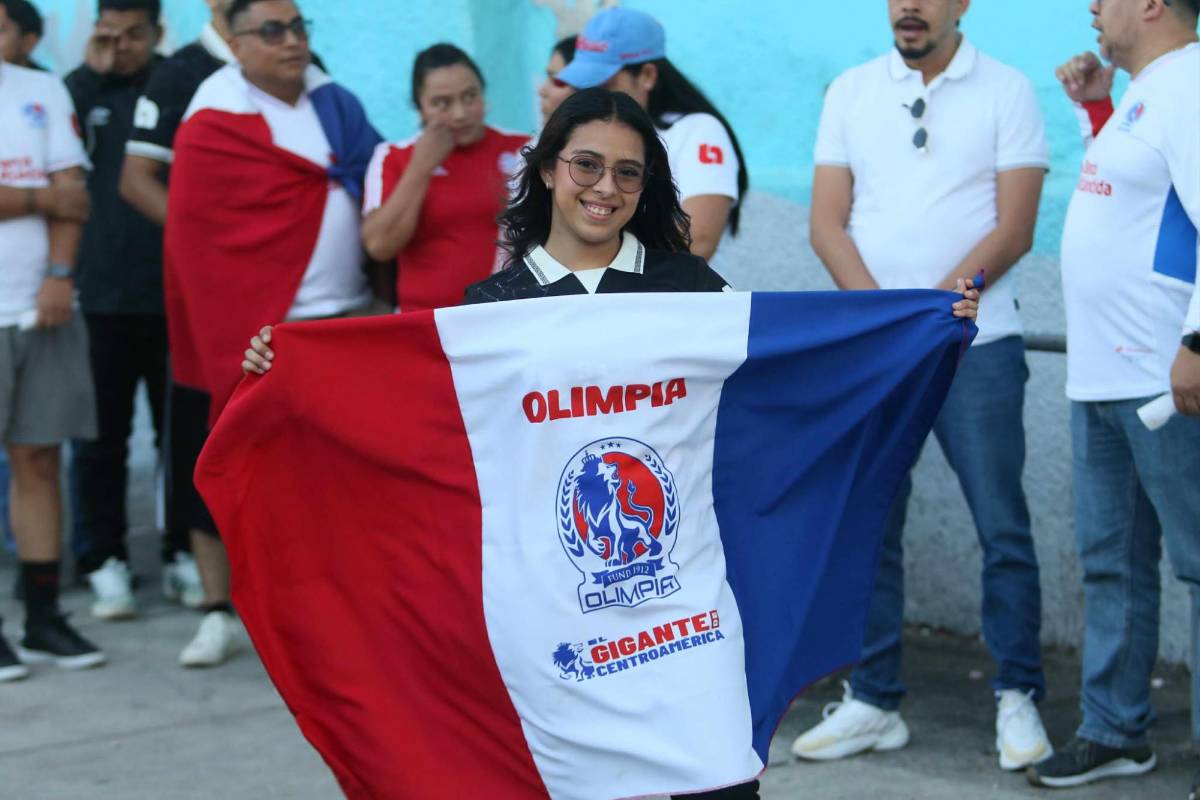 ¡Fue una pasarela! Las bellas chicas que encendieron la previa del Olimpia vs Alajuelense