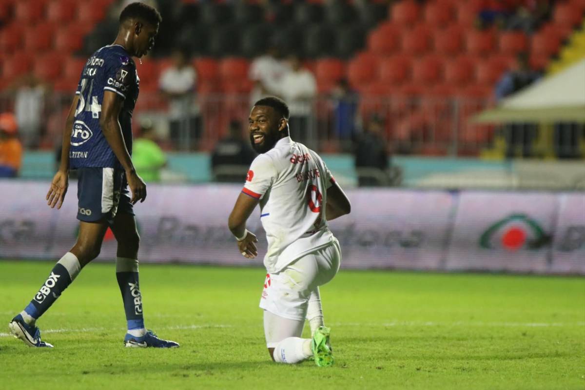 Menjívar enciende a la Revo, polémica bronca del Olimpia con el árbitro y De Olivera salvó a Motagua