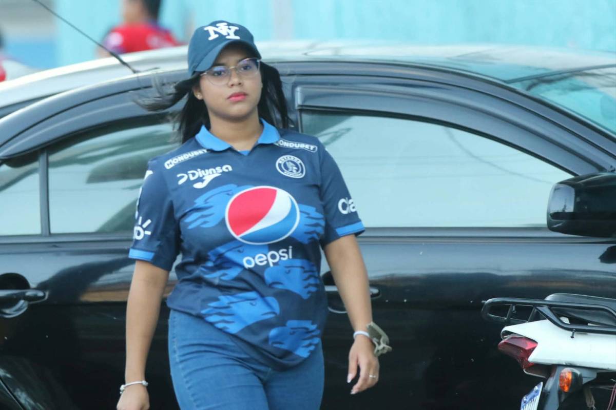 Las bellas chicas que fueron captadas en el Nacional en final de Supercopa de Honduras