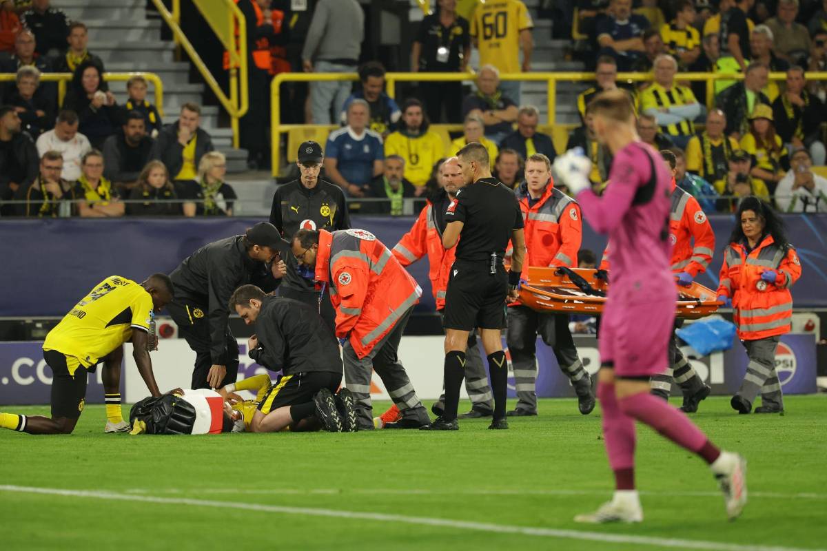 Jugador se desvanece en pleno partido de Champions League; fue llevado de emergencia