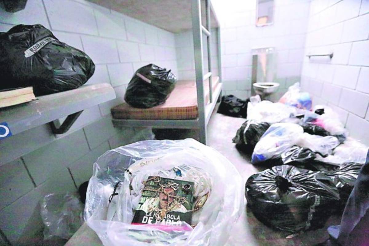 Todos los reclusos fueron despojados de sus pertenencias, tales como prendas de vestir y joyas.